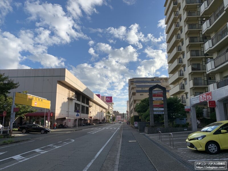 『ミクちゃんガイア東加古川店』の周辺環境（左は「イオン加古川店」）