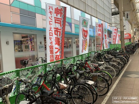 商店街筋には自転車がズラリと並ぶ