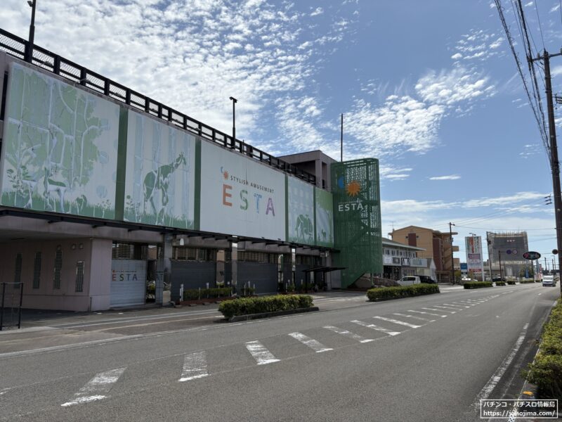 店舗正面の老朽化が目立っていた。道路奥には『ダイナム野市店』の看板